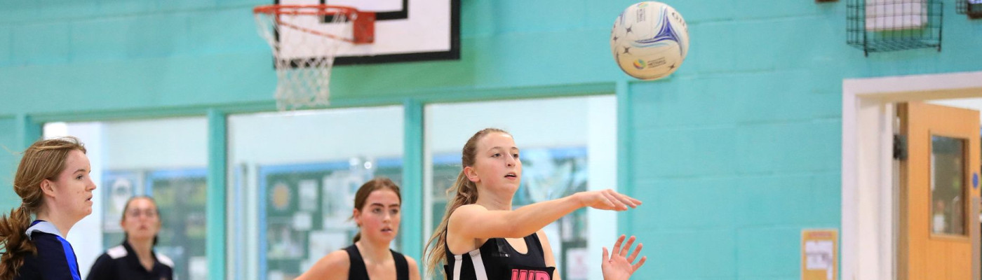 BHASVIC Netball player throwing a pass