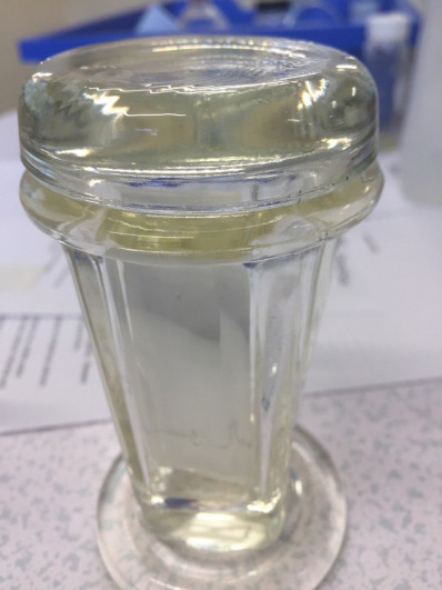 This specialised jar is used to keep the TLC plate upright, allowing the solvent to rise up along its length, carrying components as it goes. The lid prevents the solvent from evaporating.