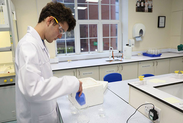 Peter sets up his ice bath to cool his reaction mixture down after recrystallisation. The idea is that pure aspirin will crystallise out.