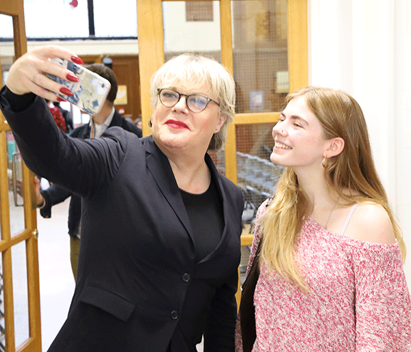 Eddie Izzard selfie with BHASVIC Student