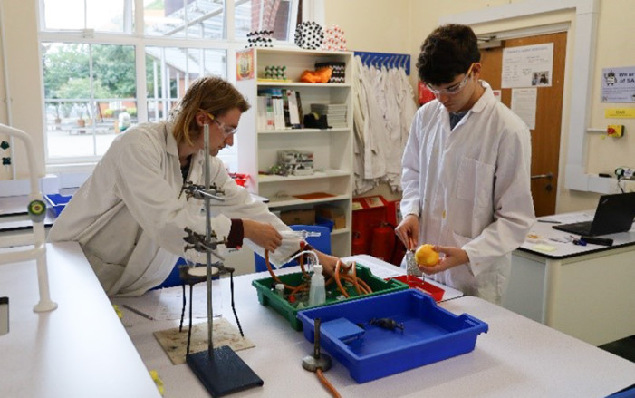 Oliver and Peter set up their refluxing apparatus 