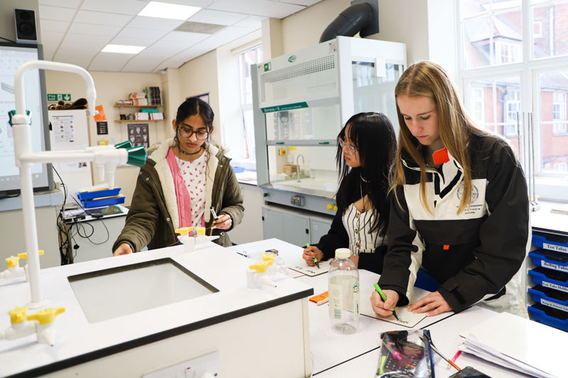 Achu, Val and Eva compare how much CO2 their plastic item contains