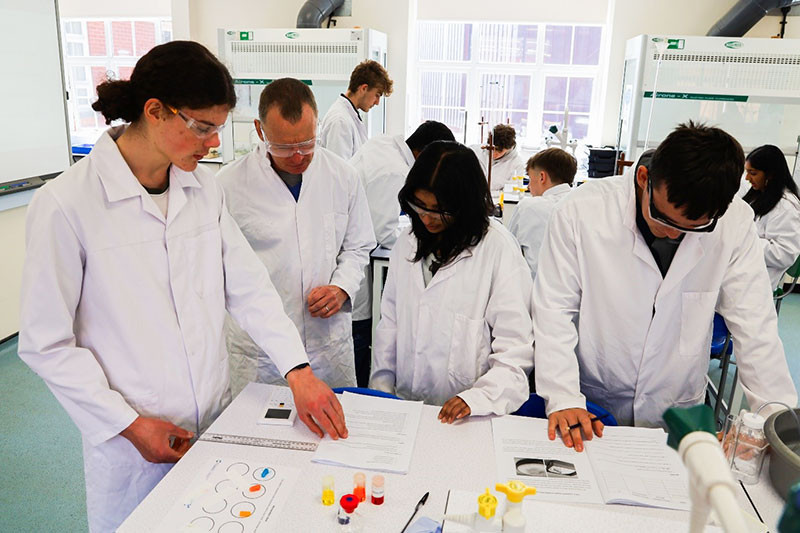  Keir, Jess and Sam consult with me about a point in the Thin Layer Chromatography instructions