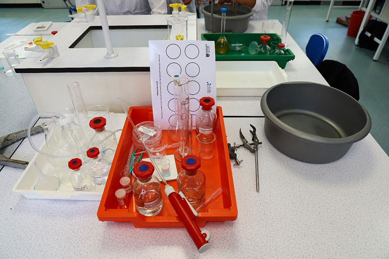  The tray of standard equipment provided to each team